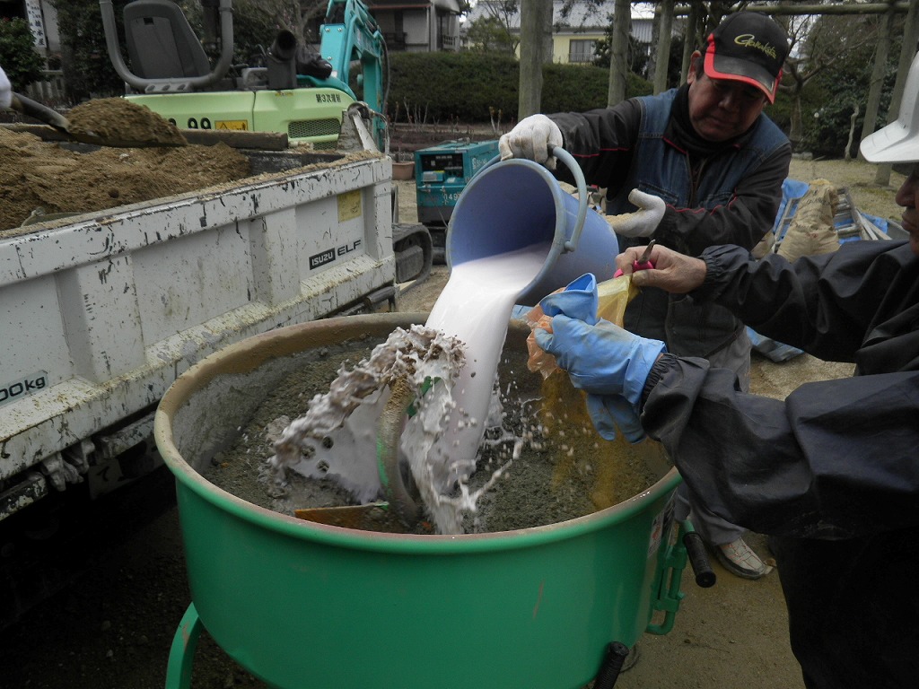 【スーパーソイル舗装】ミキサー：固化水溶液を投入